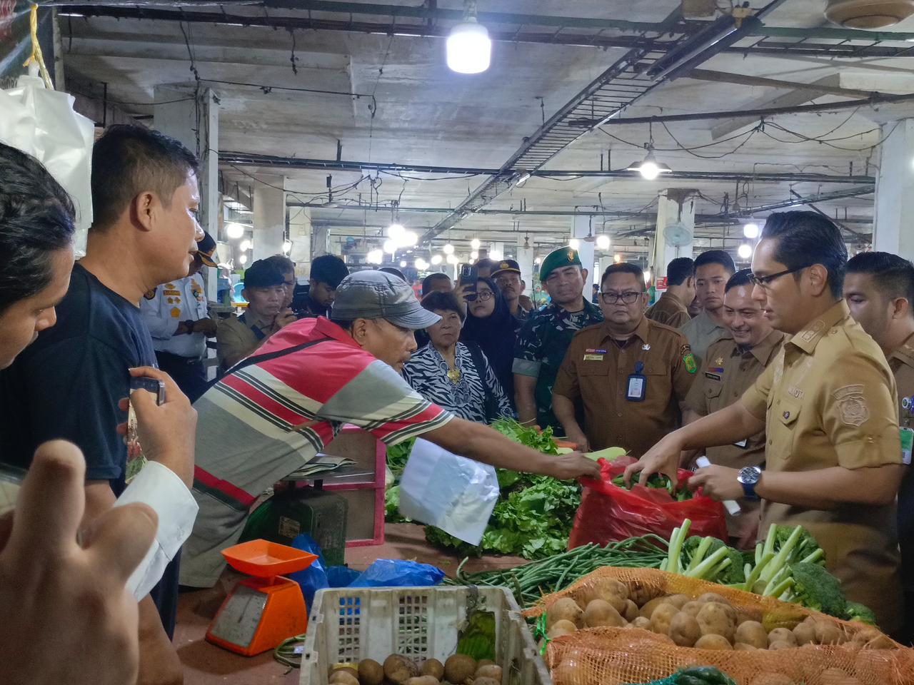 WALI KOTA MEDAN DIDAMPINGI KADIS KP3 SIDAK HARGA DAN STOK BAHAN POKOK DI PASAR TRADISIONAL SERTA MODERN