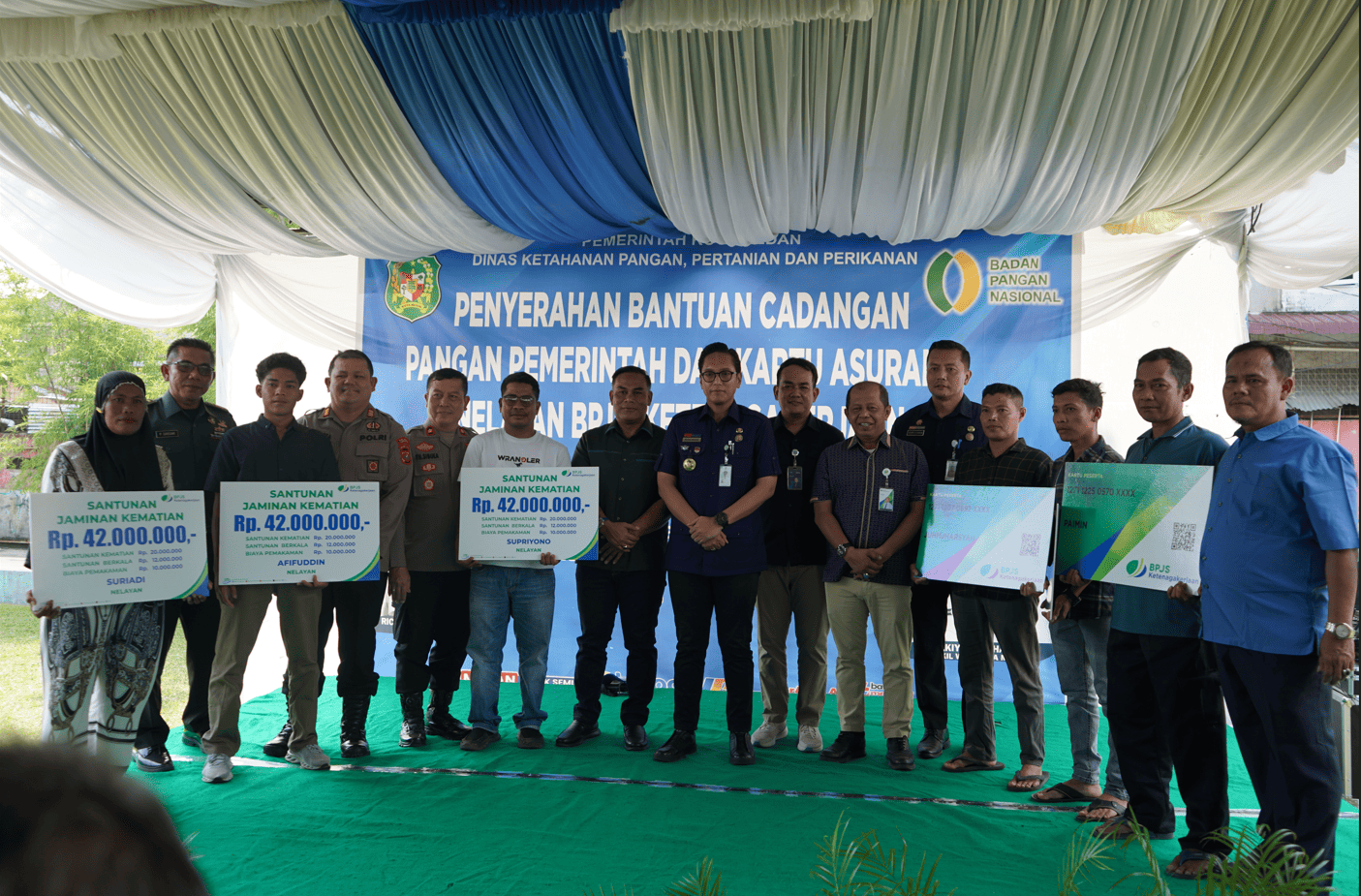 PENYERAHAN BANTUAN CADANGAN PANGAN PEMERINTAH DAN KARTU ASURANSI NELAYAN BPJS KETENAGAKERJAAN OLEH WALI KOTA MEDAN