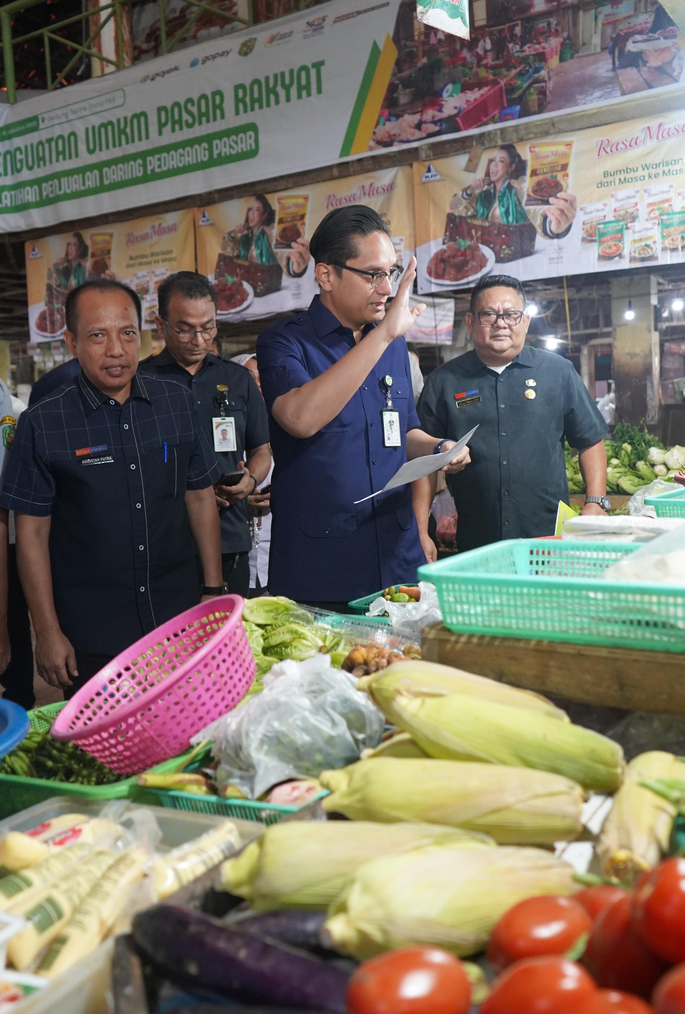 PLT. KEPALA DINAS KP3 DAMPINGI WALI KOTA MEDAN SIDAK STOK, PASOKAN DAN HARGA BAHAN POKOK PASCA BANJIR