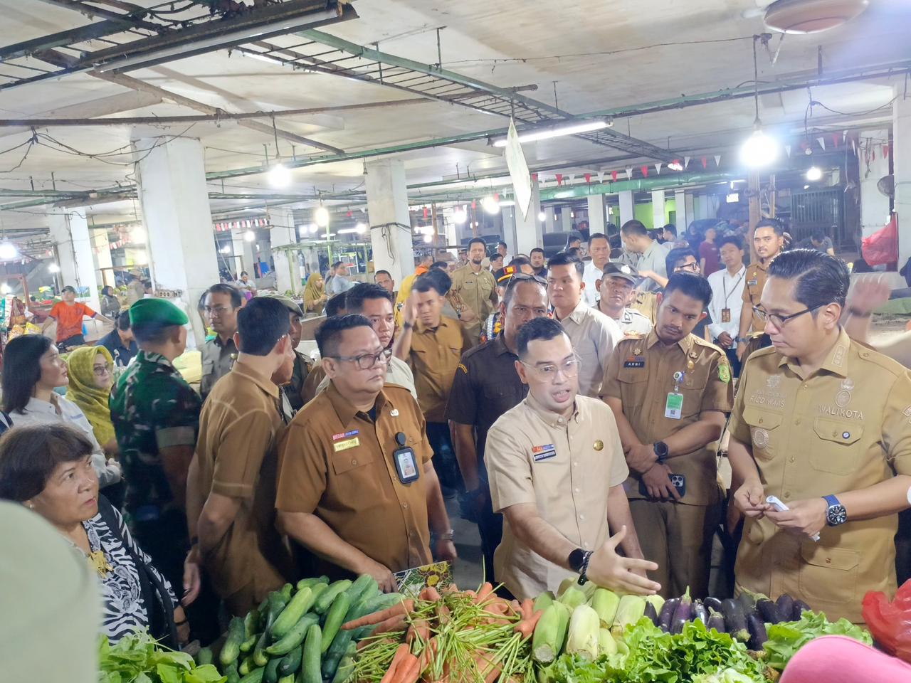 WALI KOTA MEDAN DIDAMPINGI KADIS KP3 SIDAK HARGA DAN STOK BAHAN POKOK DI PASAR TRADISIONAL SERTA MODERN